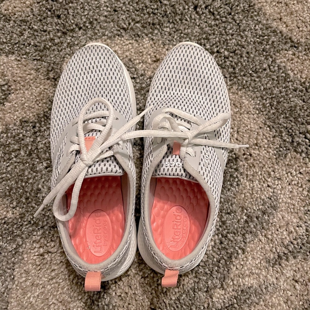 Size 7 Crocs Tennis Shoes